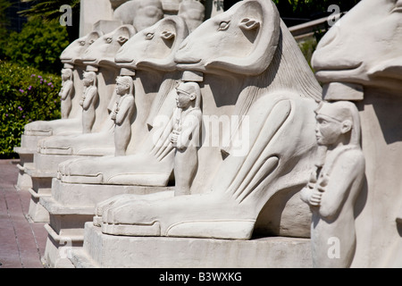 Des statues d'inspiration égyptienne accueillir les visiteurs dans le Luxor Hotel and Casino à Las Vegas au Nevada Banque D'Images