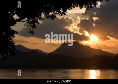 Coucher du soleil le long de la rivière du Mékong à Luang Prabang, Laos, Asie Banque D'Images