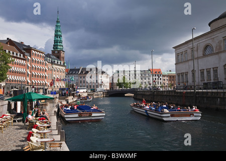 Les bateaux d'excursion et Canal vue vers Nikolaj Kirke De Gammel Strand, Copenhague, Danemark Banque D'Images