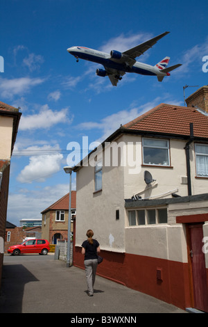 Entrée en avion atterrir à l'aéroport d'Heathrow sur maisons dans Cranford Banque D'Images