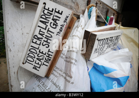 Les tout-petits en général - un signe fait maison est suspendu au porte de l'habitacle famille occupée. Photo par Jim Holden. Banque D'Images