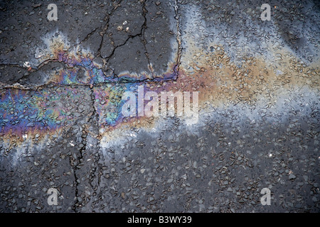 Modèle Multi-couleur de l'essence sur l'asphalte humide Banque D'Images