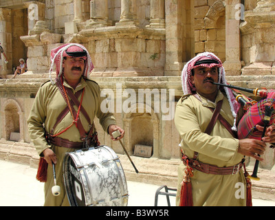 La pipe band écossais démontrent la bonne acoustique du théâtre du Sud en jouant des airs militaires Jerash Jordanie Banque D'Images