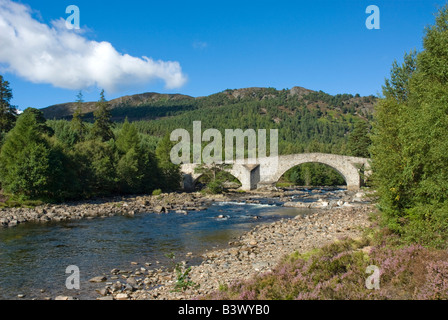 Vieux Brig o' & Dee Dee nr Braemar Aberdeenshire Ecosse Banque D'Images