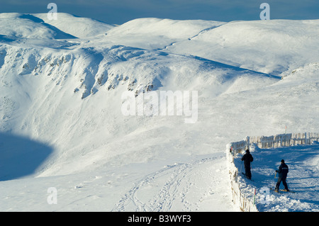 Skieurs à la Cairnwell ski centre, les Highlands écossais, à la recherche d'les Cairngorms Banque D'Images