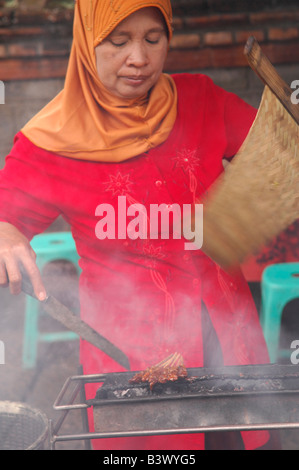 Les femmes du marché de la vente de poulet satay bbq et chèvre, denpasar badung marché central, Bali, Indonésie Banque D'Images