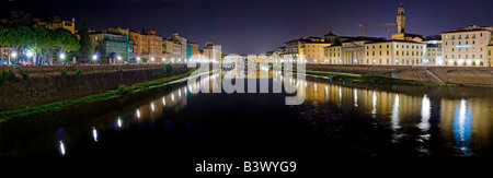 Le Ponte Vecchio sur l'Arno à Florence Florence la nuit ; panorama haute résolution Banque D'Images