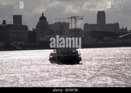 L'approche d'Iris Royal Ferry Mesey Seacombe pied Ferry de Liverpool comme les approches d'une tempête Banque D'Images