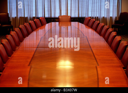 Salle du conseil d'élaborer une table et des chaises dans un bureau d'entreprise Banque D'Images