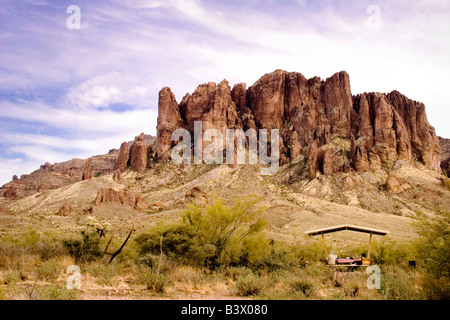 Vue sur les montagnes de la superstition de l'aire de pique-nique. Superstition Mountains dans Lost Dutchman State Park près de Mesa, Arizona. Banque D'Images