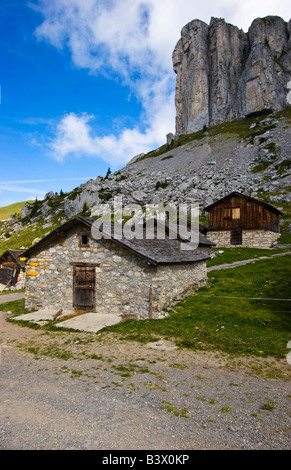 Un petit village dans les Alpes Banque D'Images