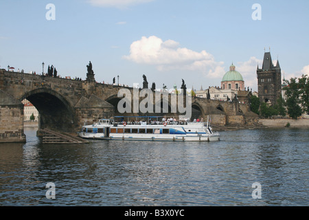 Bateau de tourisme en passant sous le pont Charles Prague République tchèque, juin 2008 Banque D'Images