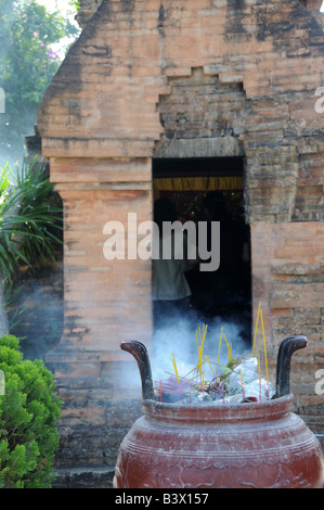 L'encens brûle dans une urne au Po Nagar Cham Tours Nha Trang Viêt Nam Banque D'Images