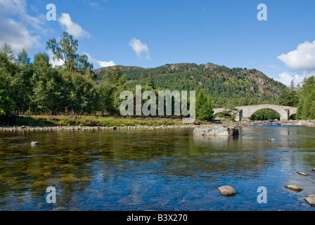 Vieux Brig o' & Dee Dee nr Braemar Aberdeenshire Ecosse Banque D'Images