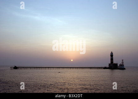 Coucher de soleil sur le phare de Daedalus reef, Soutern Mer Rouge égyptien Banque D'Images