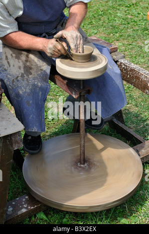 Potter avec tour de potier en action Banque D'Images