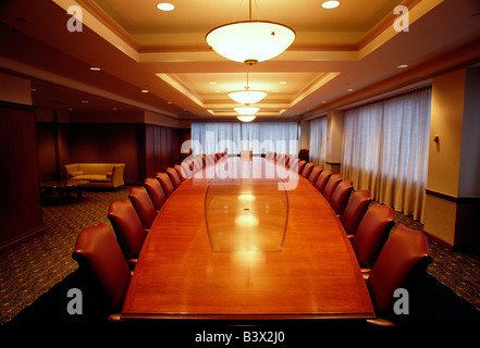 Salle du conseil d'élaborer une table et des chaises dans un bureau d'entreprise Banque D'Images