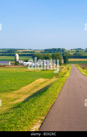 Jeu de ferme à côté d'une longue route Banque D'Images