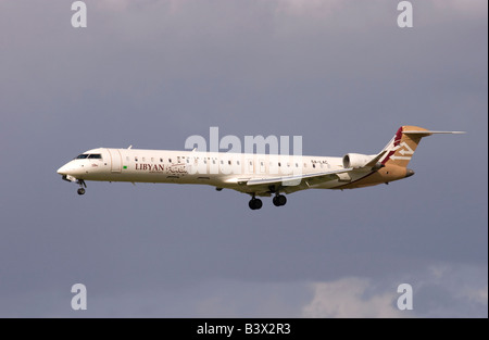 Jamahiriya arabe Airlines Canadair Regional Jet CRJ 900, à l'atterrissage à l'aéroport de Londres Heathrow Banque D'Images