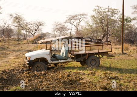 Toyota Hilux 4x4 camion coincé dans un fossé de boue Afrique Zambie Banque D'Images