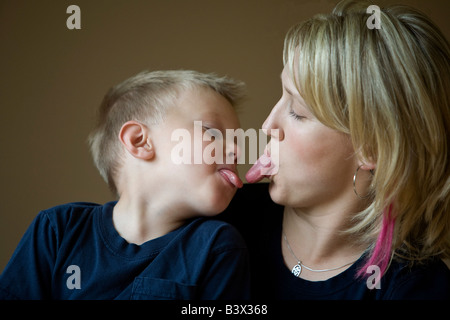 Mère et fils sticking tongue out Banque D'Images