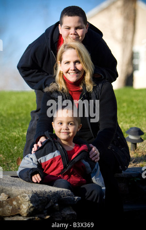 Mère heureuse avec ses deux fils portrait en extérieur Banque D'Images