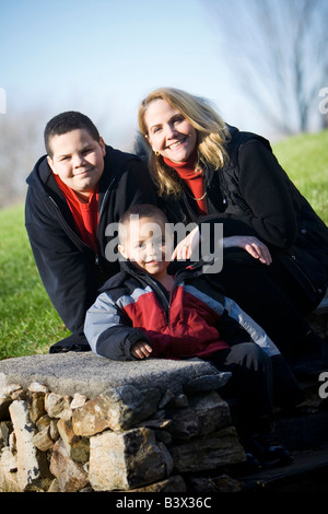 Mère heureuse avec ses deux fils portrait en extérieur Banque D'Images