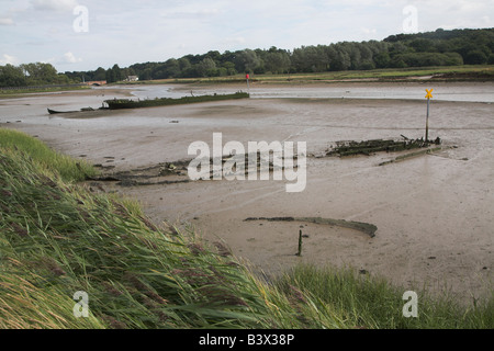 Bateaux en bois enfoncés dans la boue, rivière Deben, Melton, Suffolk, Angleterre Banque D'Images