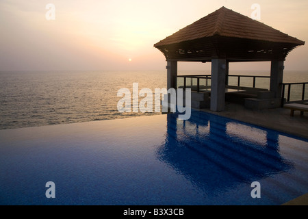 Une piscine à débordement surplombe la mer d'Oman à Kovalam Beach au Kerala, en Inde. Banque D'Images