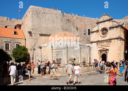 Grande Fontaine d'Onofrio et Franciscan Monastery à côté du mur de la ville dans la vieille ville de Dubrovnik Banque D'Images