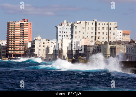 Broyage sur Melacon vagues. La Havane. Cuba. Banque D'Images