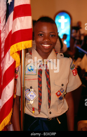 African American Cub Scout avec le drapeau américain, Gay's Hill Baptist Church, Millen, Georgia, USA Banque D'Images