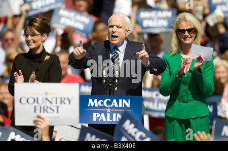 Le sénateur John McCain en campagne électorale en Virginie avec sa femme Cindy McCain et colistier Gov. Sarah Palin. Banque D'Images