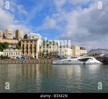 Le magnifique eco earthrace navire amarré sur le port de Torquay à afficher dans le sud du Devon en Angleterre avec des foules de spectateurs Banque D'Images