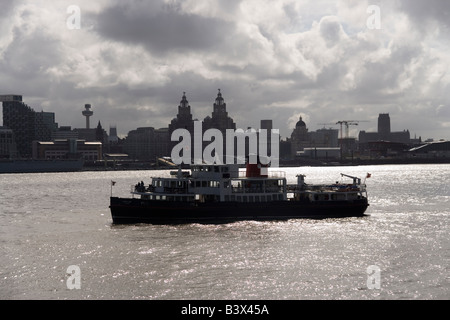 L'approche d'Iris Royal Ferry Mesey Seacombe pied Ferry de Liverpool comme les approches d'une tempête Banque D'Images