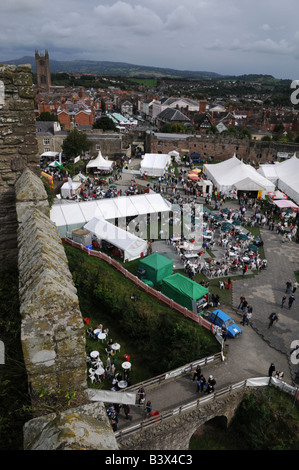 Vue plongeante sur Ludlow Food Festival du château les murs, Shropshire UK Banque D'Images