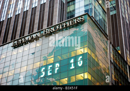 Bâtiment du siège de Lehman Brothers à New York un jour après le dépôt de bilan. (Pour un usage éditorial uniquement) Banque D'Images
