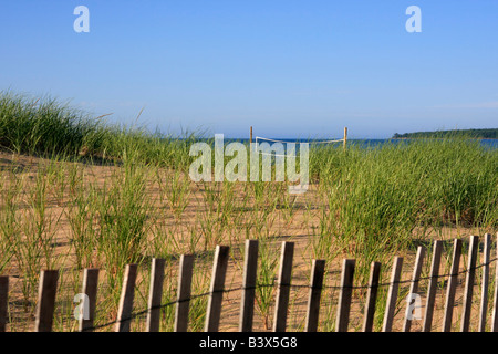 Lac supérieur AuTrain plage de sable eau bleu ciel vue de la plage au train dans la péninsule supérieure du Michigan USA clôture en bois horizontale haute résolution Banque D'Images