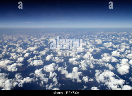 Puffy nuages et ciel bleu vu depuis un avion commercial Banque D'Images