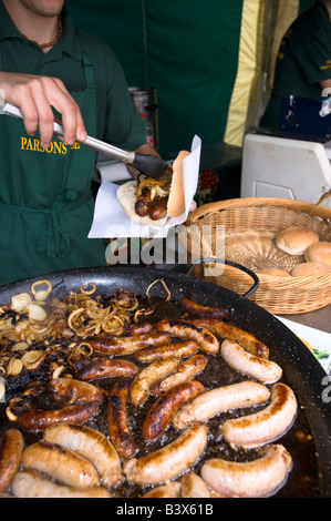 Saucisses frites et oignons dans un rouleau servi Acton Acton Festival alimentaire W3 London United Kingdom Banque D'Images