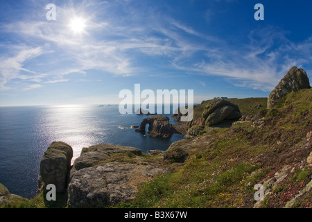 Vue vers le chevalier armé et le Rock Enys Dodman Phare drakkars Land s End Lands End Peninsula Cornwall West Country Banque D'Images