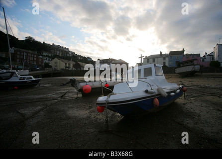 Bateaux amarrés à marée basse à Ifracombe Harbour, North Devon, Angleterre. Banque D'Images