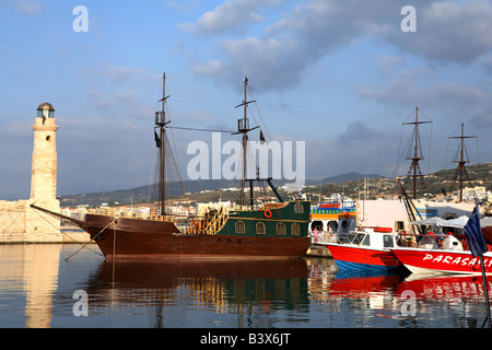 Le port vénitien de Chania, Crète Grèce avec l'Le bateau pirate et le paravoile voile d'éminents Banque D'Images