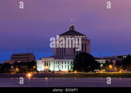 Vue de l'Alameda County Courthouse à partir de l'autre côté du Lac Merritt avec collier de lumières' 'autour du lac. Banque D'Images