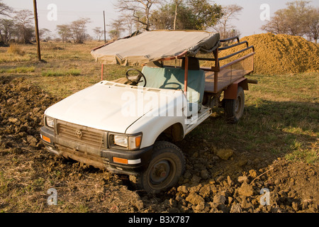 Toyota Hilux 4x4 camion coincé dans un fossé de boue Afrique Zambie Banque D'Images