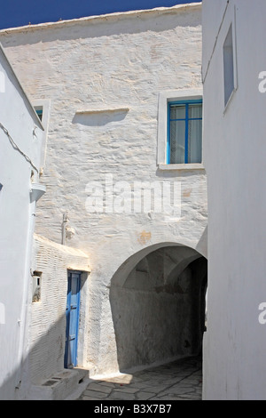Une ruelle dans le village pittoresque de Pyrgos à Tinos island Grèce passant sous une arche Banque D'Images