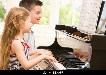 Frère et Sœur à jouer du piano Banque D'Images