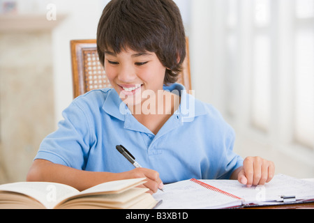 Garçon faire ses devoirs Banque D'Images