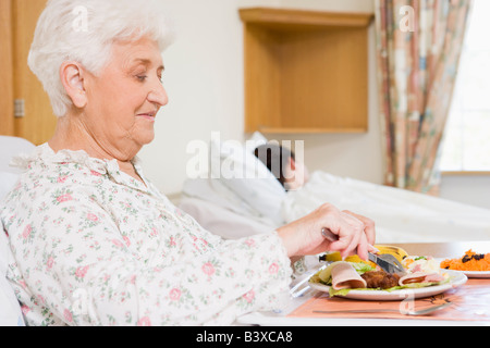 Manger des aliments de l'hôpital Senior Woman Banque D'Images