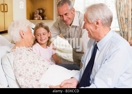 Family Sitting avec Senior Woman in Hospital Banque D'Images